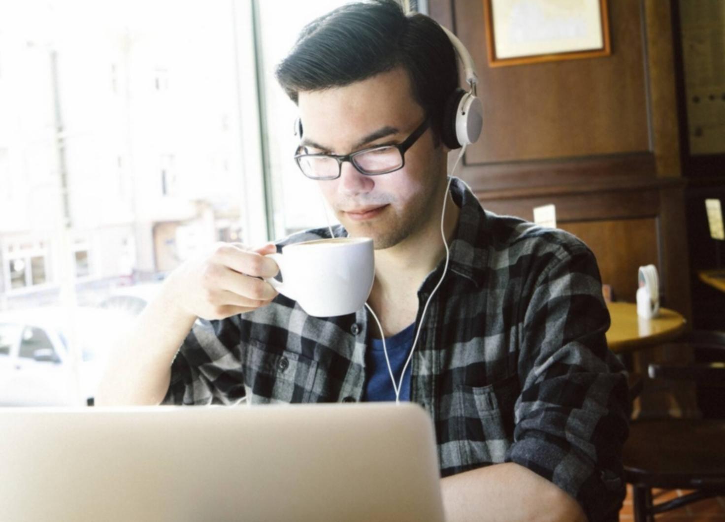 Interfața platformei de învățare Zaironeexara cu module interactive pentru bugetare casnică