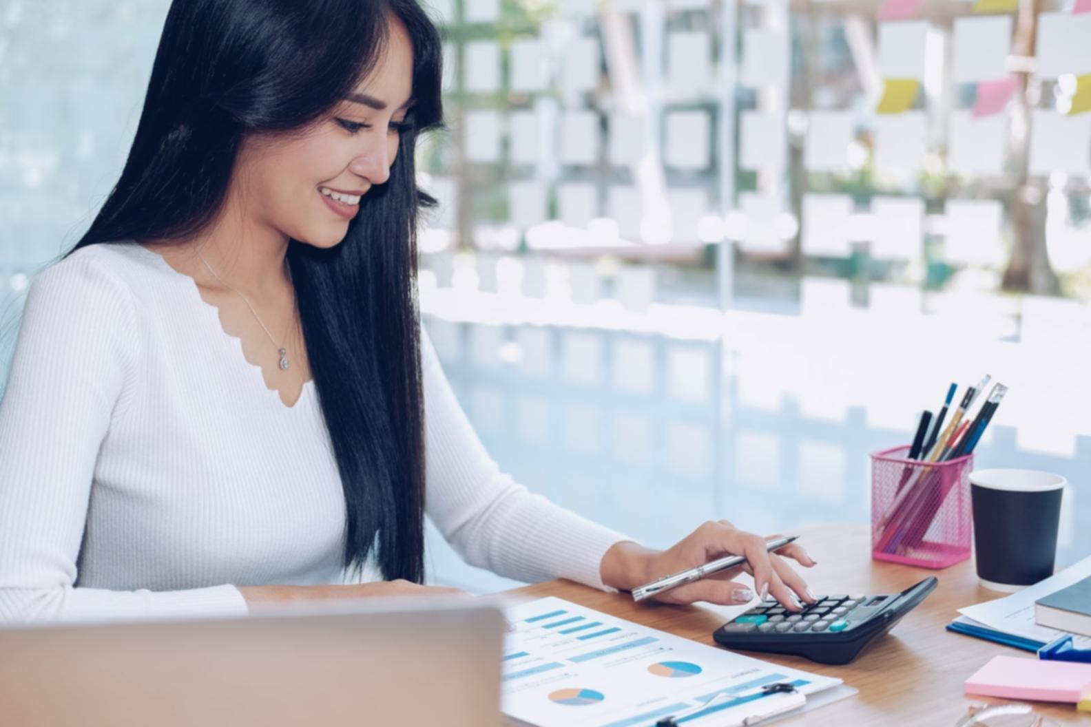 Familie planificând bugetul lunar împreună la masa din bucătărie