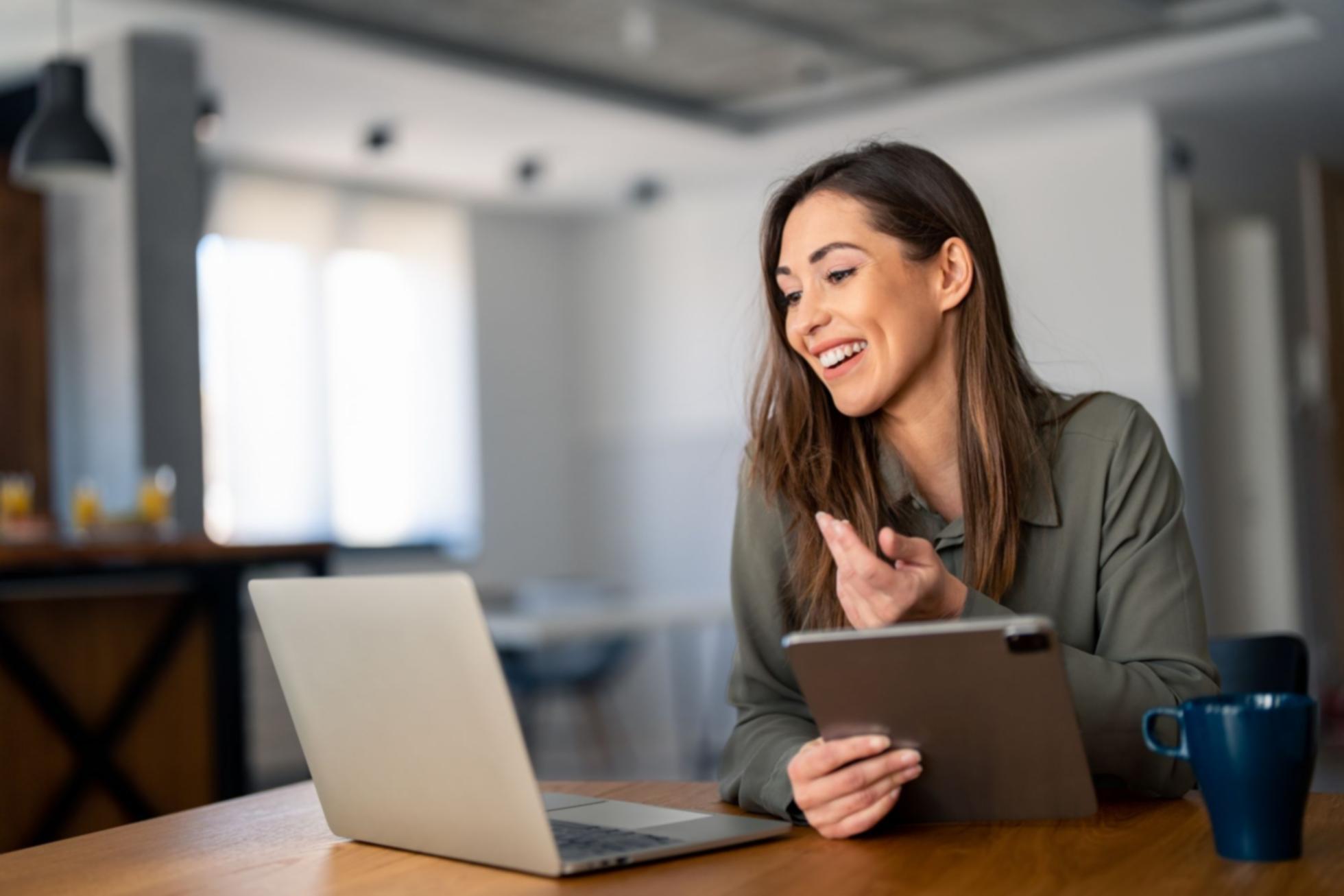 Persoană organizând documentele financiare și chitanțele lunare