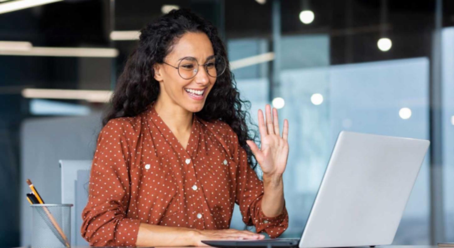 Notițe cu obiective financiare și planuri de economisire pe masă